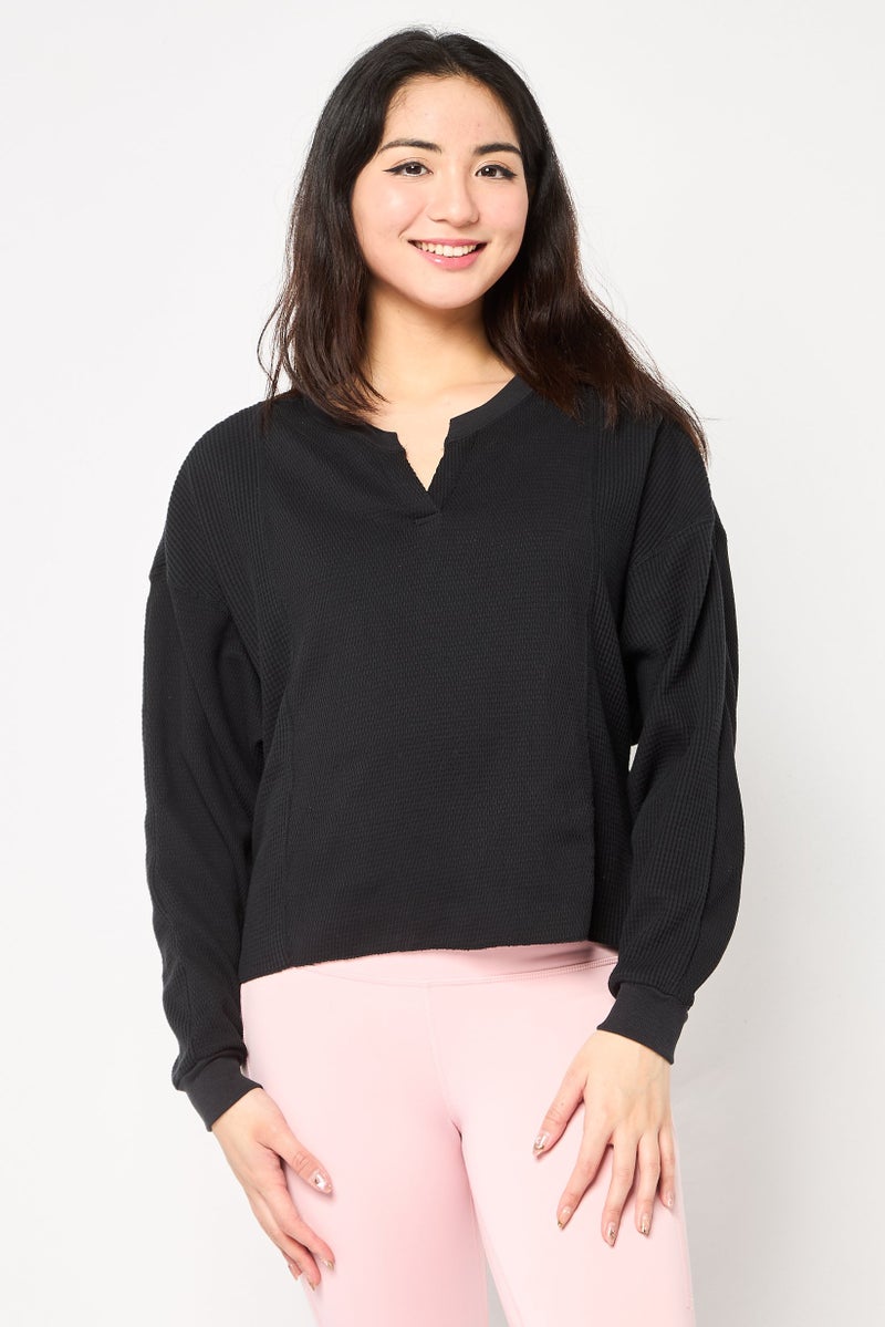 Nike قميص تدريب طويل الأكمام فضفاض للنساء، أسود - Image 1