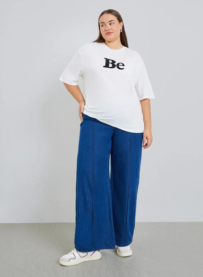 ستايلي تيشيرت منمق بمقاس كبير وأكمام قصيرة