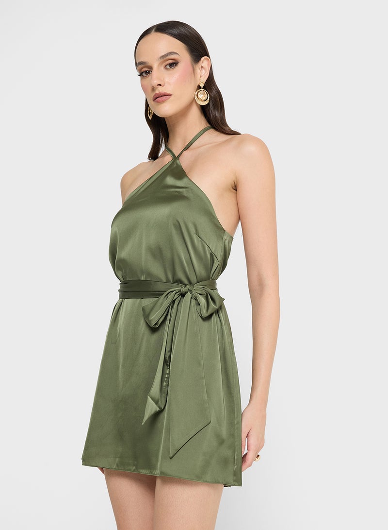 فستان قصير بياقة هالتر