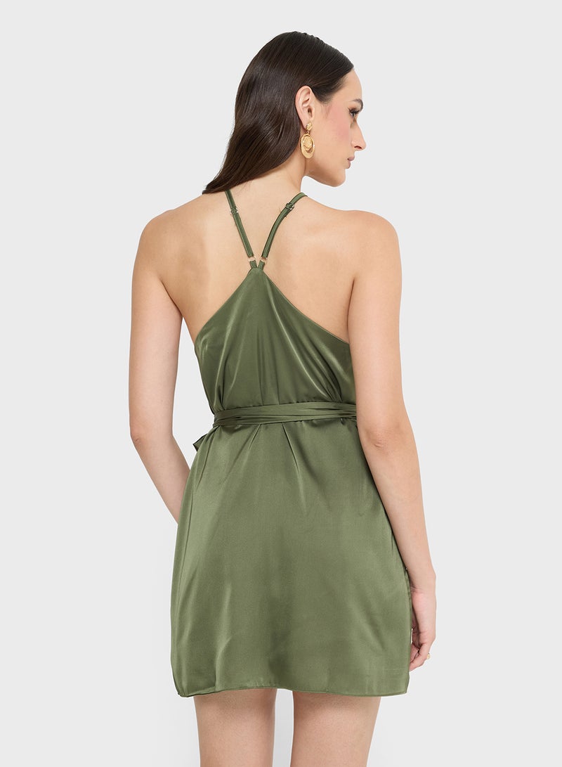 فستان قصير بياقة هالتر