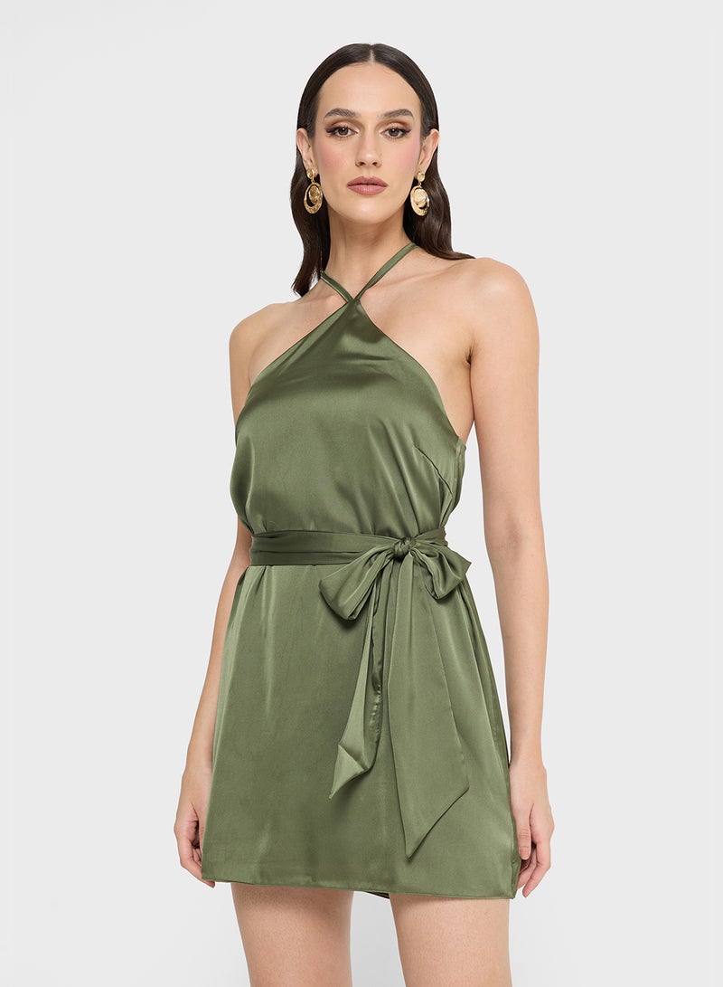 فستان قصير بياقة هالتر