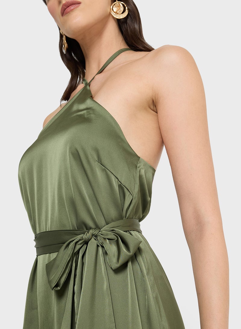 فستان قصير بياقة هالتر