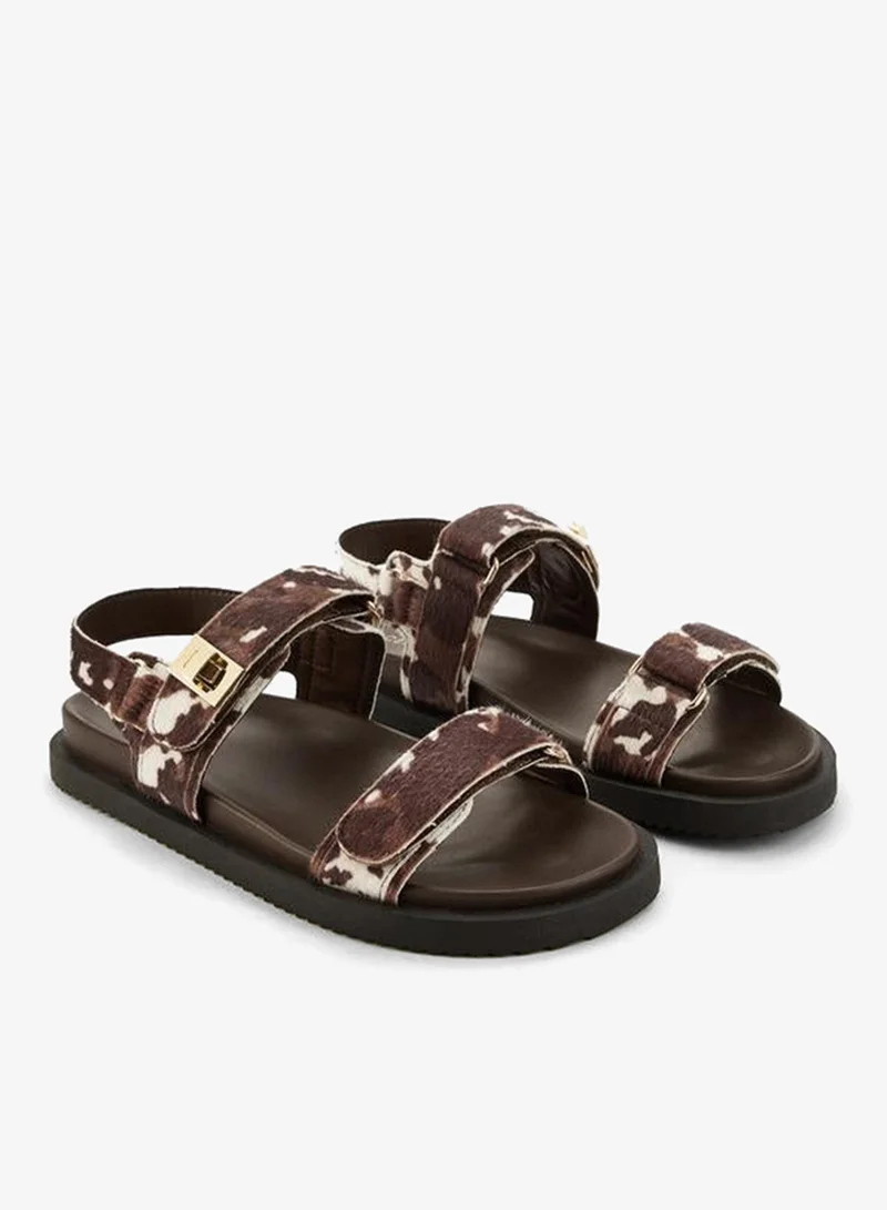 سيليست صنادل نسائية بحزام بطبعة حيوانات