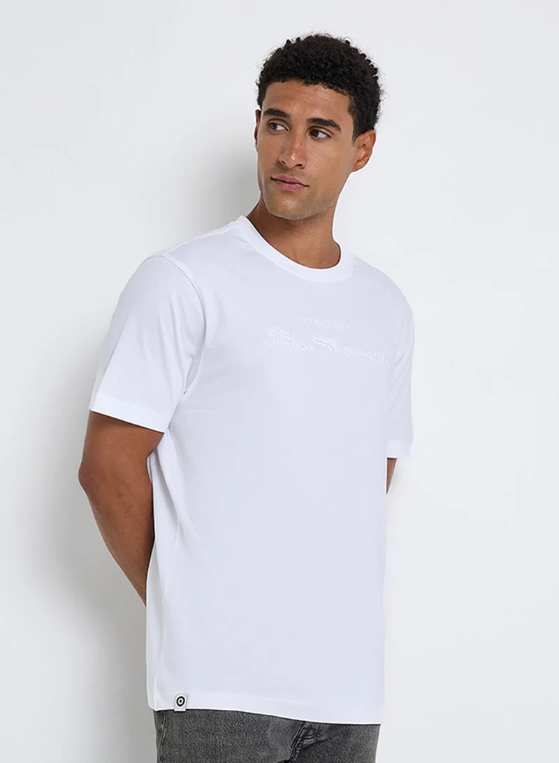 بين شيرمان تيشيرت بياقة دائرية وشعار مطرز