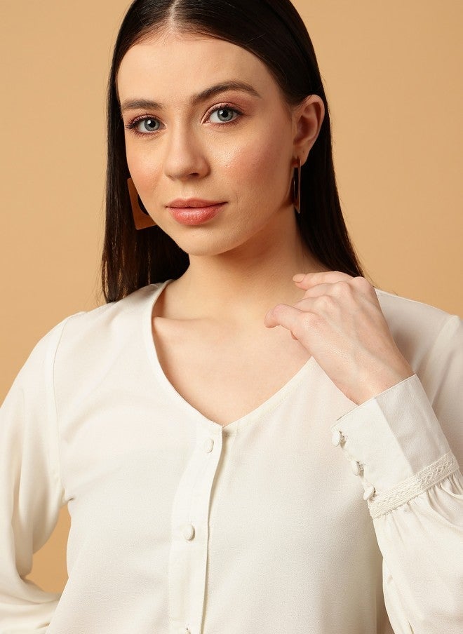 مينت ستريت بلوزة نسائية بأكمام طويلة وياقة على شكل حرف  بلون كريمي - Image 1