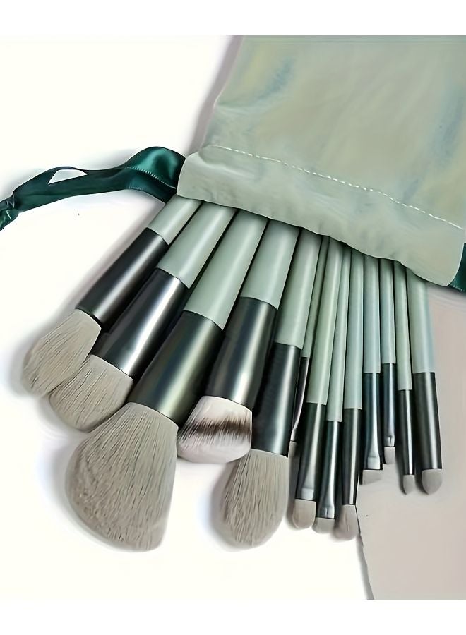 مجموعة فرش مكياج احترافية أرجوانية من 13 قطعة مع حقيبة تخزين مخملية - Image 4