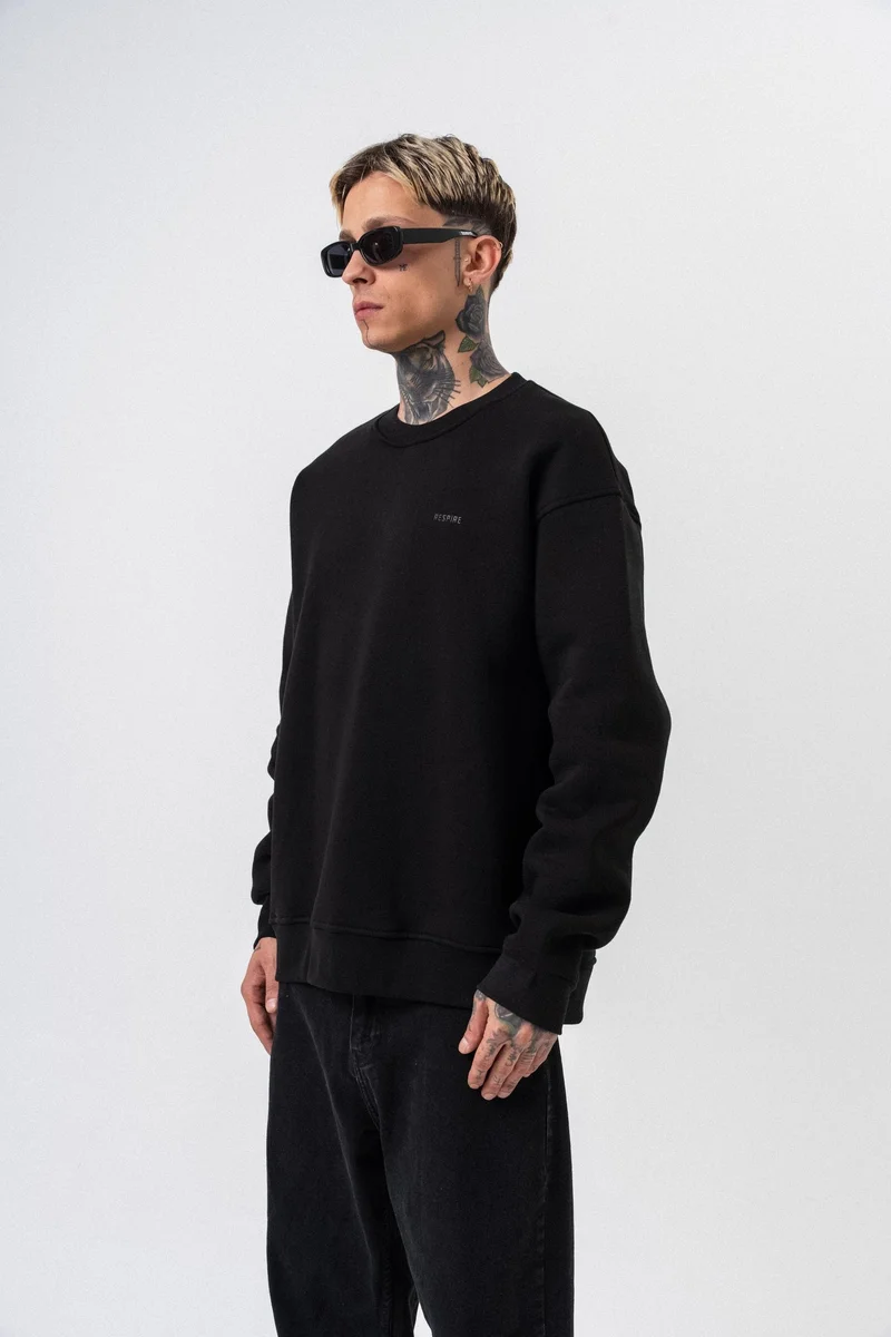 ريسباير سويت شيرت رجالي أساسي واسع (Oversize) بتفاصيل نص "Respire" لون أسود