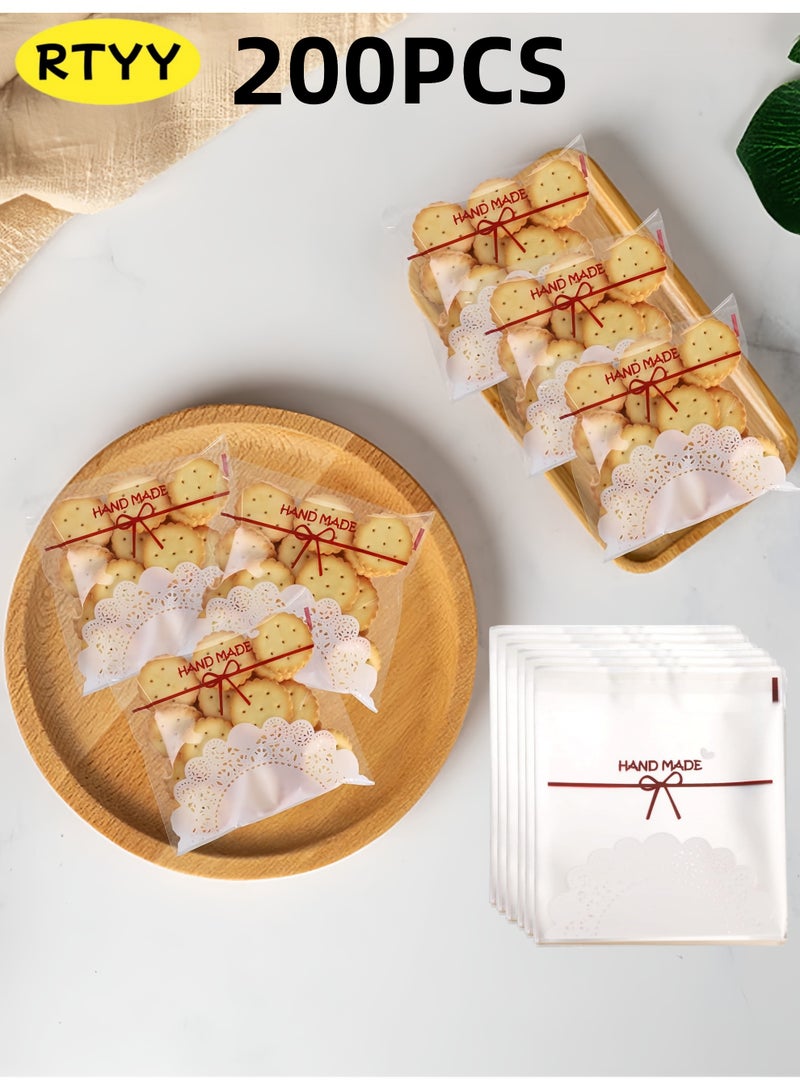 RTYY مجموعة من 200 كيس بسكويت ذاتي اللصق، أكياس سيلوفان قابلة لإعادة الإغلاق، مزينة بدانتيل، أكياس بلاستيكية شفافة مزينة بفيونكة دانتيل جميلة، أكياس هدايا للحلوى والبسكويت، أكياس بلاستيكية شفافة لتغليف الحلوى، أكياس سيلوفان فردية لتوزيعات الحفلات، أكياس تغليف البسكويت والشوكولاتة والوجبات الخفيفة والمخبوزات (7×7 سم). - Image 1