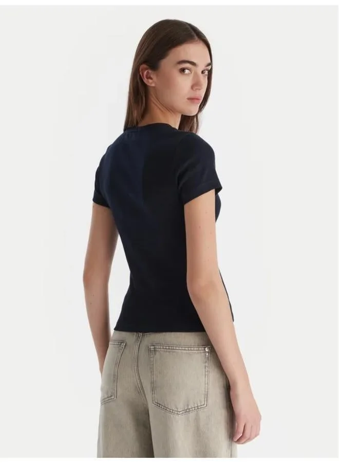 TOMMY JEANS Logo Crew Neck T-Shirt