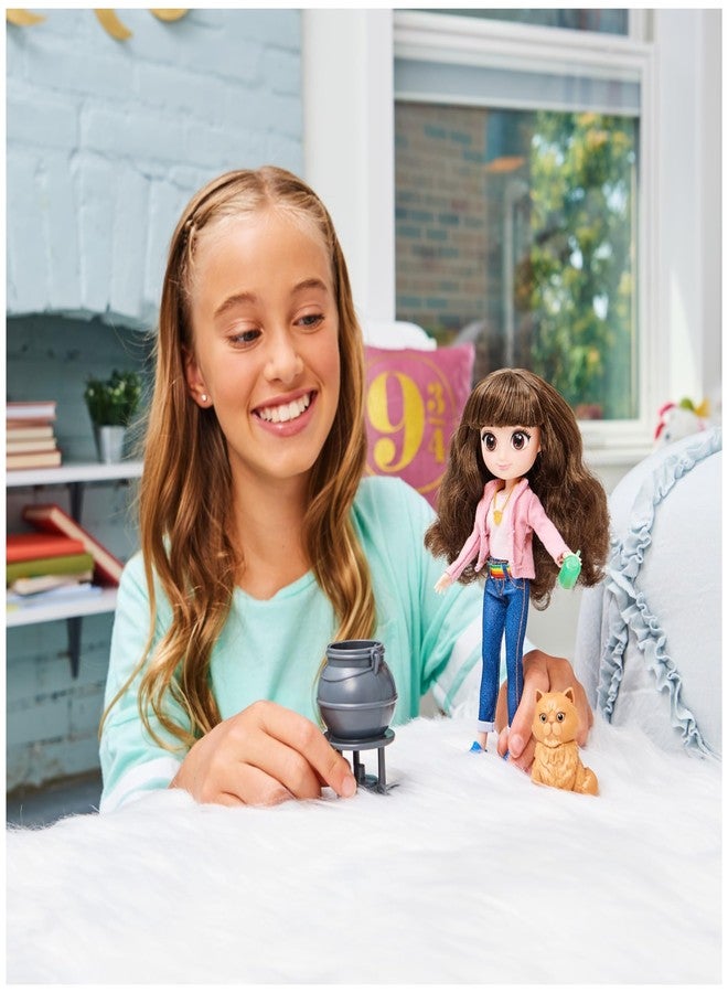 Wizarding World Harry Potter, 8-inch Brilliant Hermione Granger Doll Gift Set with 5 Accessories and 2 Outfits, Kids Toys for Ages 6 and up - Image 3