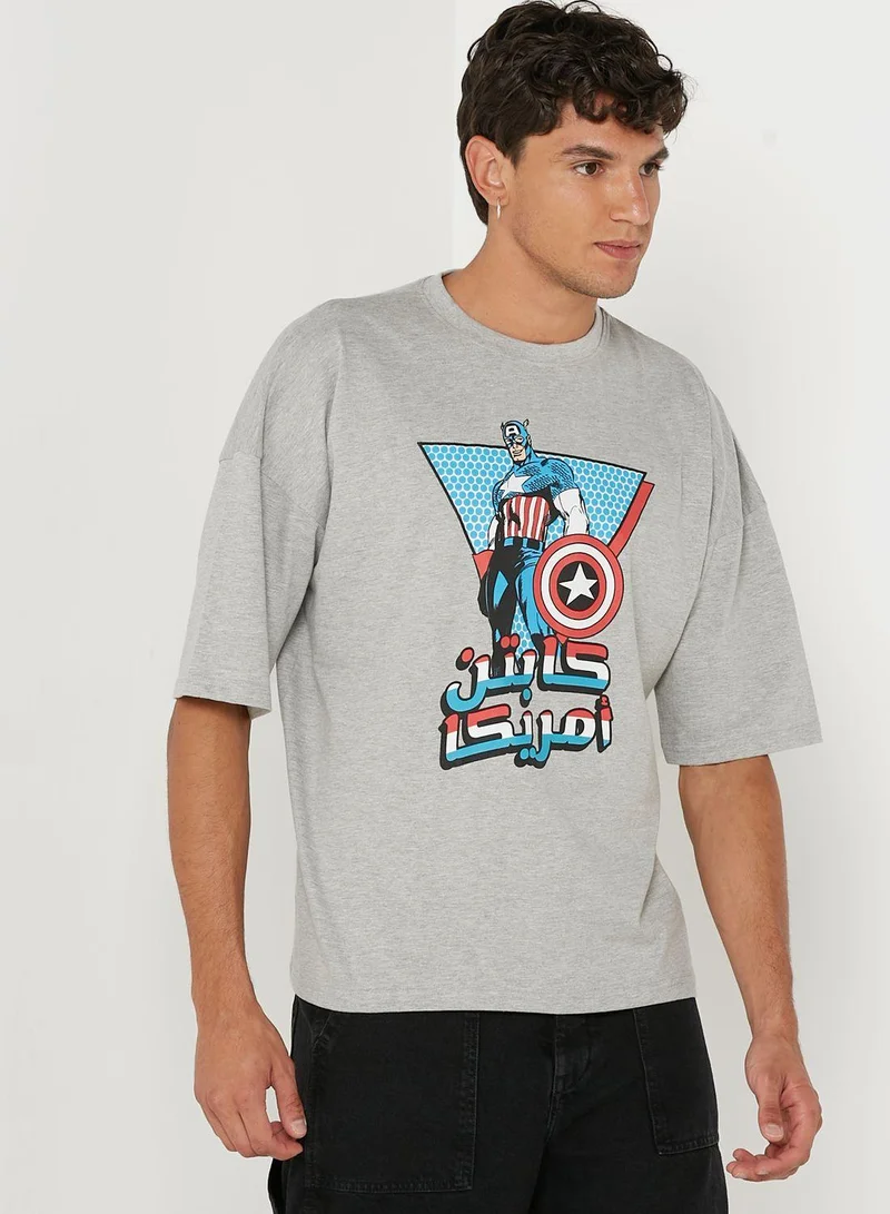 أوربان هول تيشيرت واسع بطبعة جرافيك