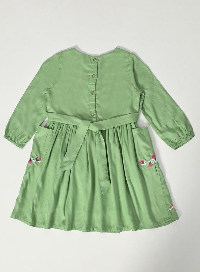 بيلا مودا فستان بتفاصيل مطرزة - Image 3