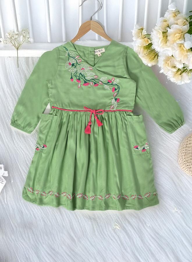 بيلا مودا فستان بتفاصيل مطرزة - Image 1