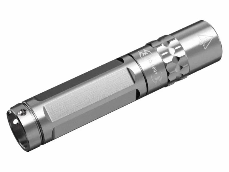 fenix فينيكس سيلفغلو إصدار محدود مصباح مفاتيح 100 لومن من الفولاذ المقاوم للصدأ 3 مستويات سطوع مقاوم للماء IP68 فضي طبيعي - Image 2