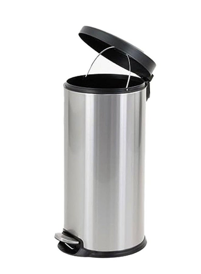 AKC سلة مهملات دائرية سعة 20 لتر - تشطيب من الفولاذ المقاوم للصدأ اللامع، آلية دواسة القدم، غطاء يغلق برفق، سلة نفايات مدمجة للحمام أو المطبخ أو المنزل (29 سم × 29 سم × 44 سم) - Image 3