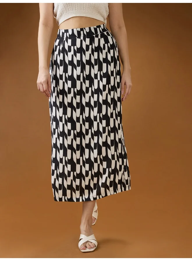 جلو باص جوبس تنورة ميدي مستقيمة بفتحة خلفية للنساء باللونين الأسود والأبيض بتصميم تجريدي متوسط الارتفاع