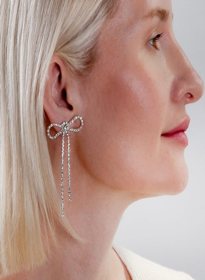 هامبل شيك نيويورك أقراط فيونكة فضية اللون للنساء - أقراط طويلة فضية اللون للنساء، أقراط فيونكة متدلية لامعة مع شرابات مرصعة بأحجار الراين، مجوهرات أنيقة وجذابة لحفلات التخرج أو العودة إلى الوطن - Image 5