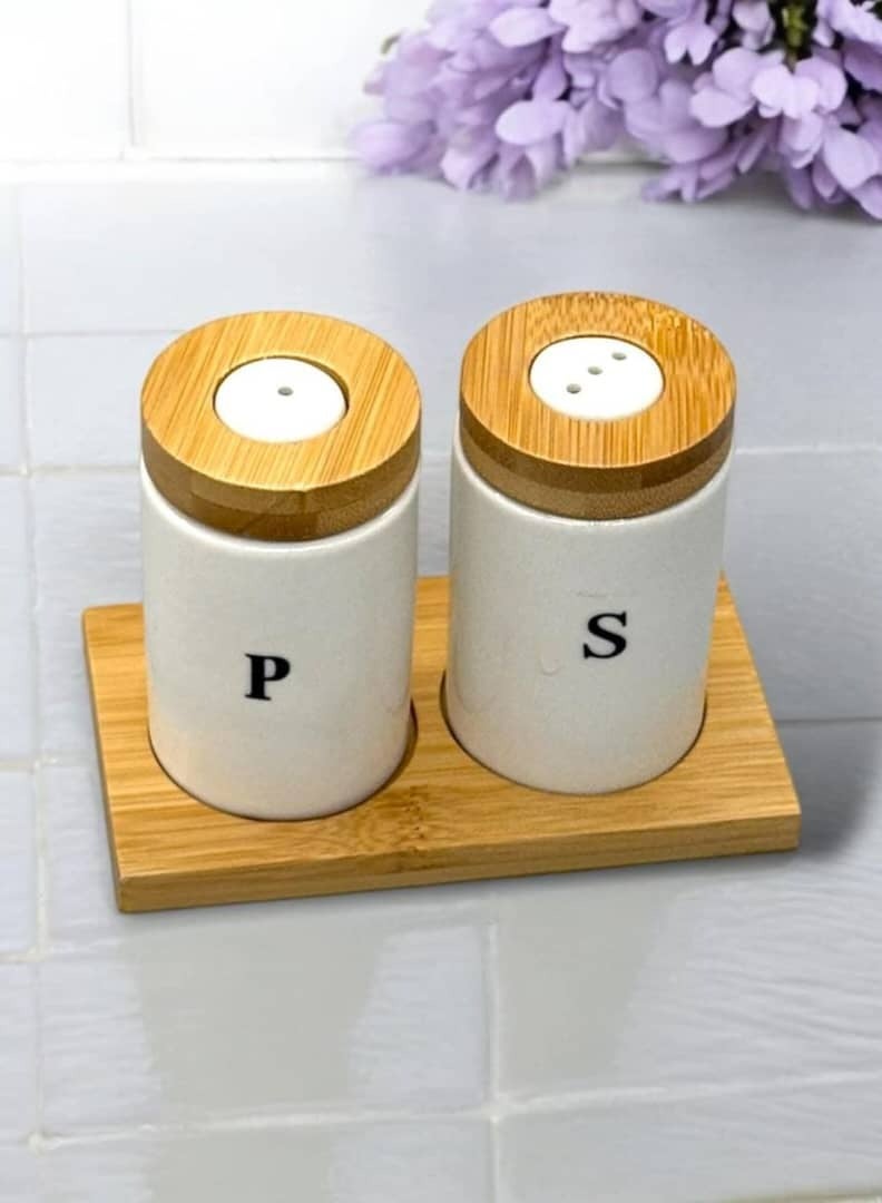 طقم ملح وفلفل من البورسلين مع قاعدة من الخيزران لون ابيض - Image 1