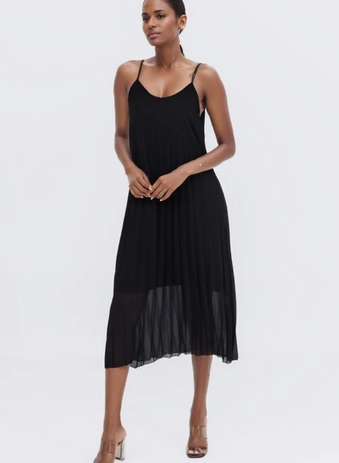 HaILYS Spaghetti Strap Pleated Midi Dress - Black