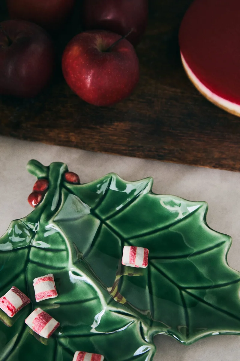 H&M Figurative stoneware serving plate