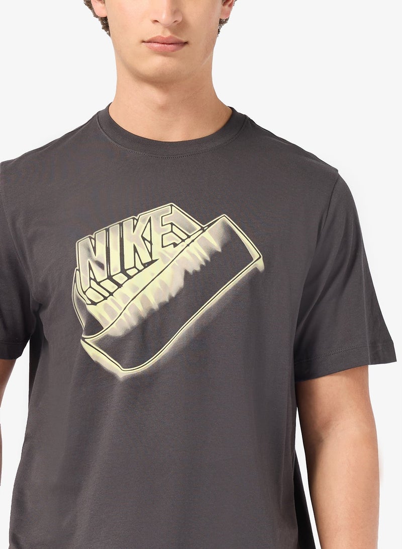 Nike Nsw Standard Blur Futura T-Shirt - Image 3