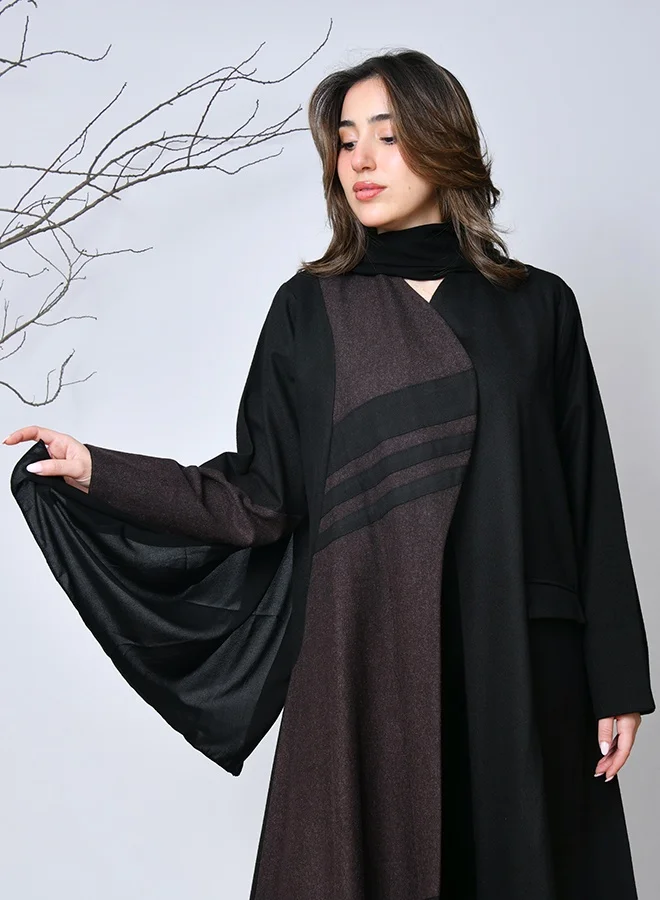 HAWRAA ABAYA Practical abaya with line embroidery and brown accents – elegant and comfortable design