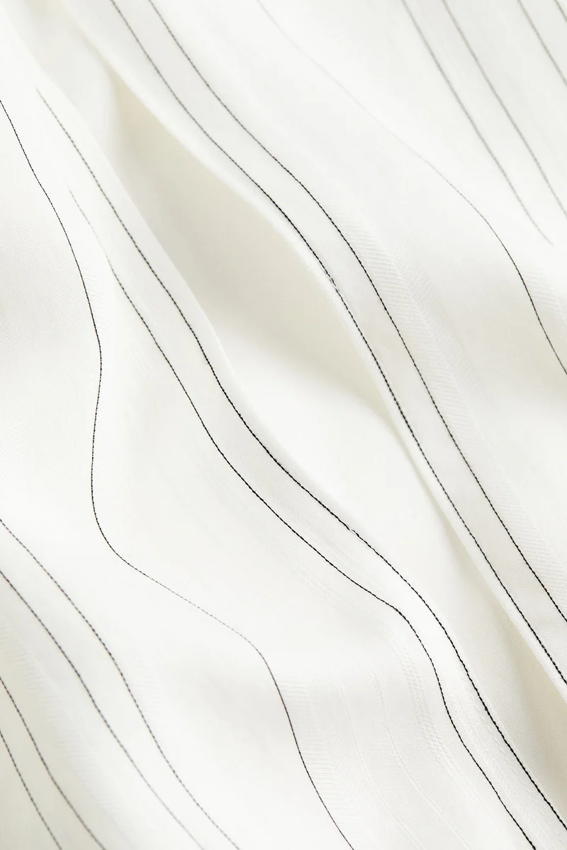 اتش اند ام تنورة مزينة بتفاصيل معقودة