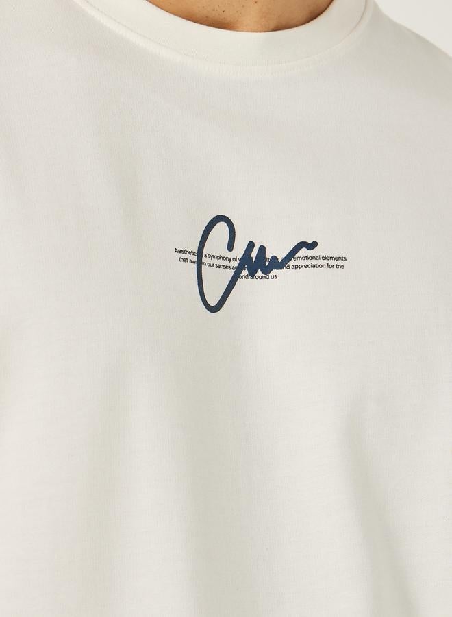 ستايلي تيشيرت أوفر سايز بياقة دائرية وطبعة شعار - Image 4