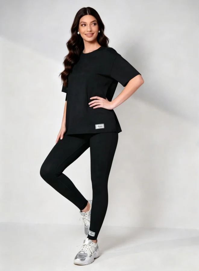 تايك تو طقم أسود مكون من بلوزة بياقة دائرية وأكمام قصيرة مع بنطال جوغر