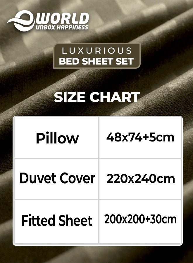 إي وورلد مجموعة فاخرة مكونة من 4 قطع لسرير ملكي باللون أخضر زيتي المخطط تتضمن 1 غطاء لحاف (220x240 سم)، 1 شرشف سرير مطاطي (200x200+30 سم)، و 2 حالة وسادة (48x74+5 سم) لتجربة أناقة فاخرة مستوحاة من الفنادق. - Image 4