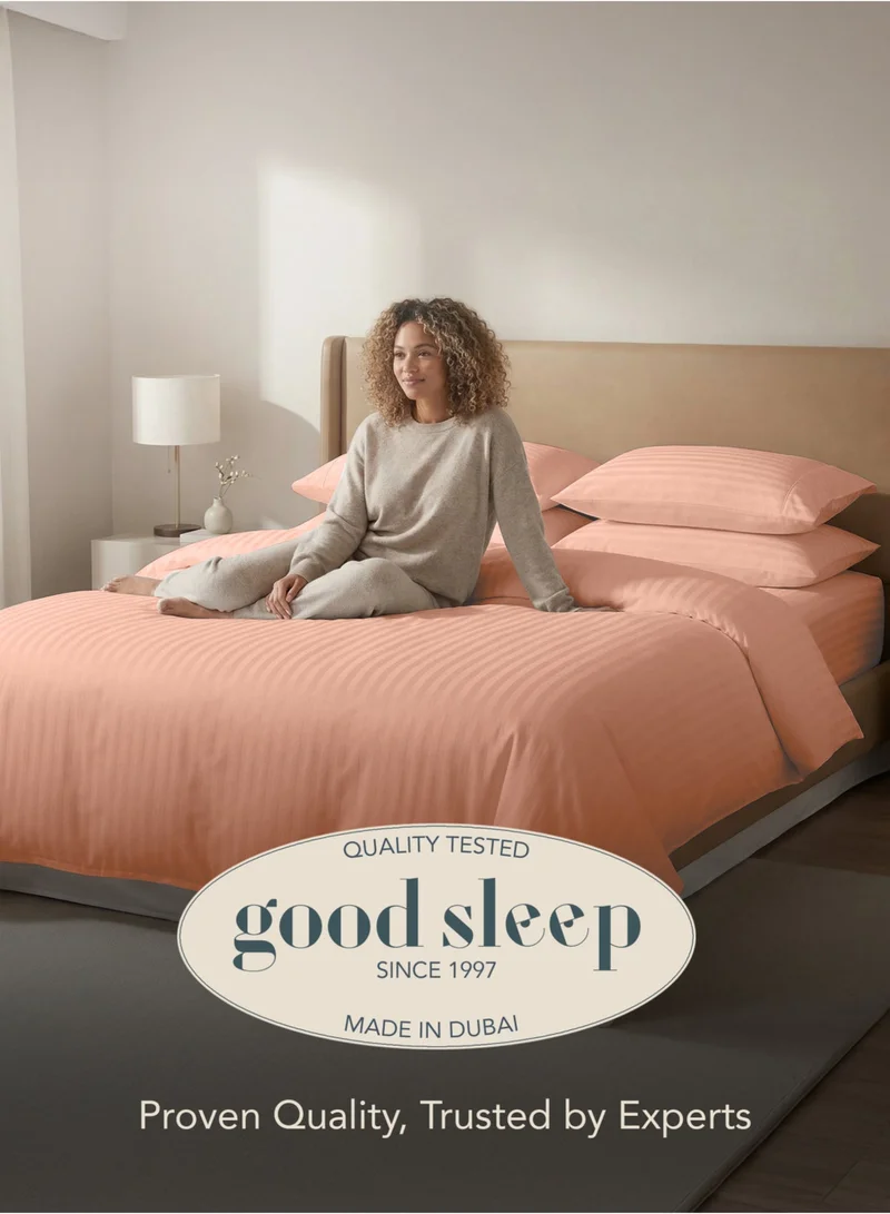 نوم جيد طقم غطاء لحاف كينج 6 قطع من Good Sleep | 220×240 سم | خوخي مخطط | غطاء لحاف بسحاب مع شرشف بمطاط و4 أكياس وسائد | قماش فائق النعومة ومقاوم للتجاعيد | صنع في دبي