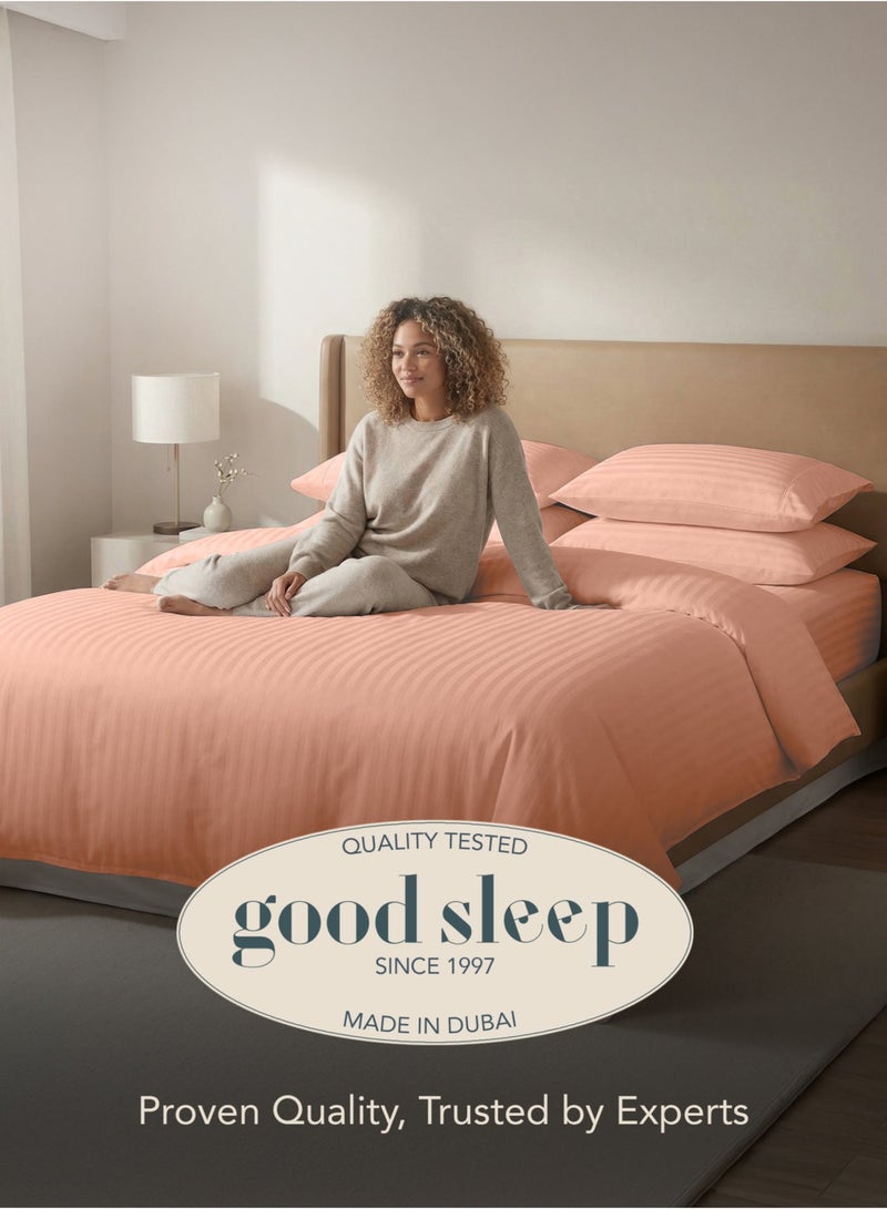 نوم جيد طقم غطاء لحاف كينج 6 قطع من Good Sleep | 220×240 سم | خوخي مخطط | غطاء لحاف بسحاب مع شرشف بمطاط و4 أكياس وسائد | قماش فائق النعومة ومقاوم للتجاعيد | صنع في دبي - Image 2