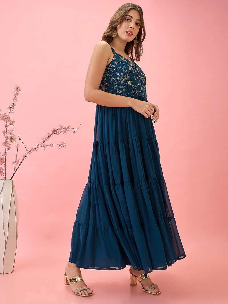 جلو باص فستان ماكسي نسائي بطبقات مطرز بالزهور والترتر بياقة على شكل حرف  وأكمام بشريط