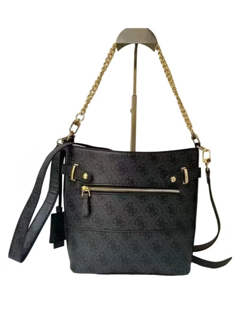 جس حقيبة كتف نسائية من Guess - Image 3