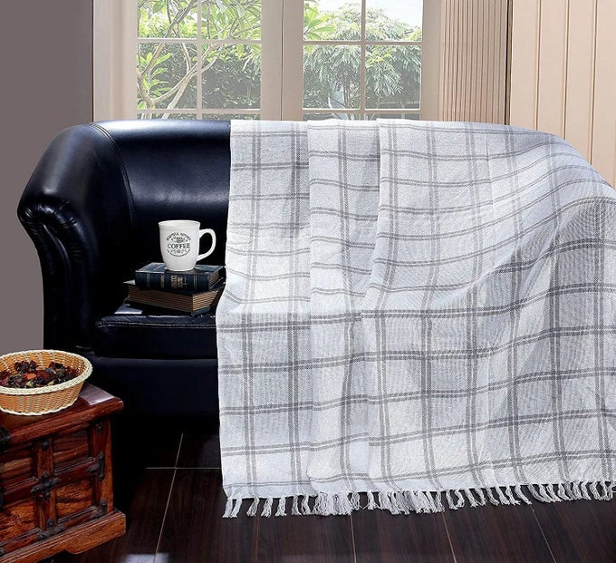 PREMIUM 125X150 CM COTTON THROW BLANKET SOFT COZY SOFA AND COUCH ACCENT TRENDING HOME DCOR FOR EXTRA COMFORT RELAXATION AND STYLE WHITE AND GREY CHECK