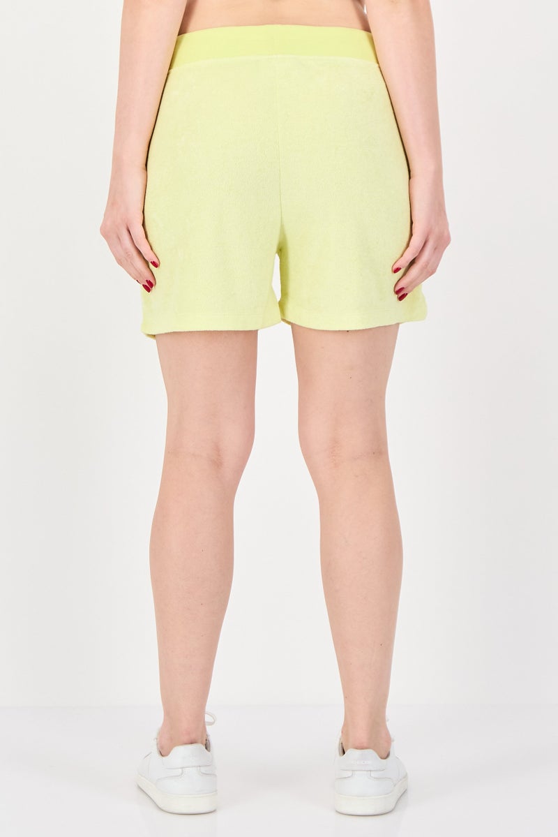 Juicy Couture شورتات نسائية مزينة بشعار مطرّز، أصفر فاتح - Image 3