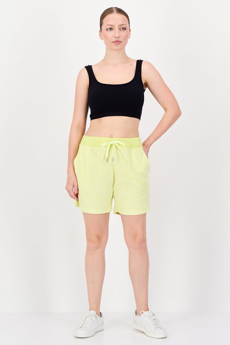 Juicy Couture شورتات نسائية مزينة بشعار مطرّز، أصفر فاتح - Image 4