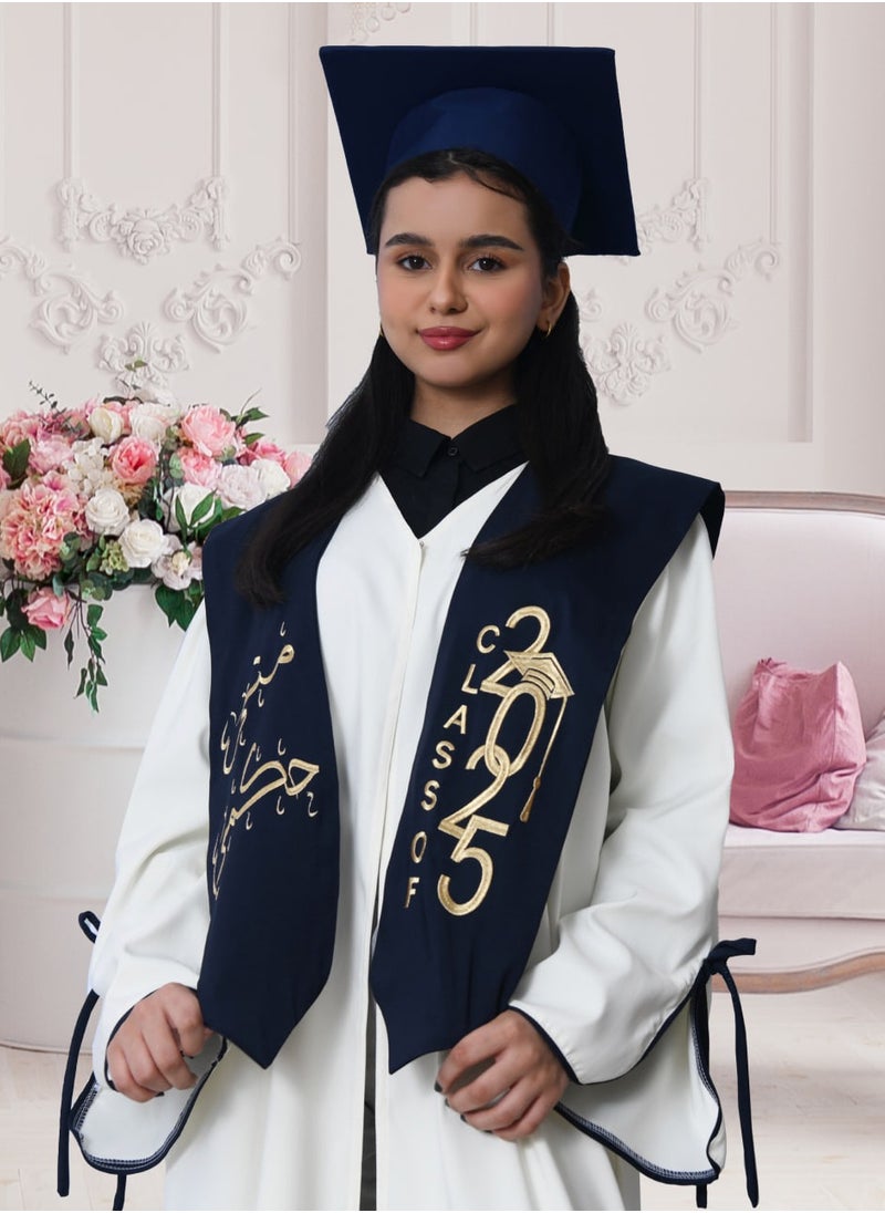 HAWRAA ABAYA - Graduation uniform: white abaya with wide open sleeves, decorated with a bow, with a plain scarf and cap, in dark navy blue - Image 1