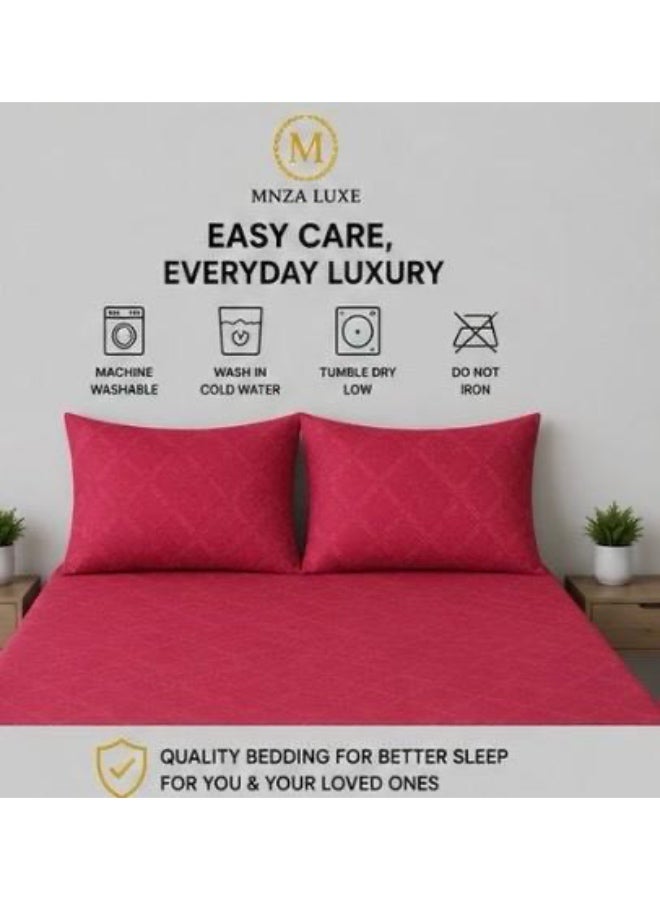 طقم ملاءة سرير مطاطية فاخر من الألياف الدقيقة بتصميم مربعات من MNZA LUXE، يشمل ملاءة مطاطية واحدة وغطاءي وسادة | فائق النعومة، قابل للتهوية، ومقاوم للتجاعيد | اللون العنابي - Image 4