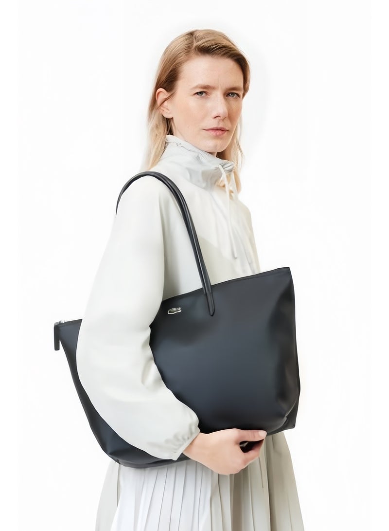 لاكوست حقيبة لاكوست نسائية L12.12 تصميم عصري متعددة الاستخدامات بسعة كبيرة، حقيبة يدوية أو على الكتف كبيرة الحجم بسحاب، حقيبة توت كبيرة باللون الأسود، المقاسات: 45 سم * 30 سم * 12 سم - Image 3