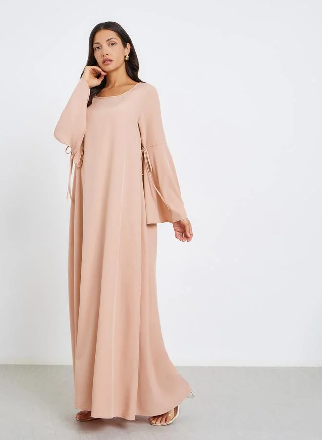 ستايلي جلابية بحافة واسعة وتفاصيل ربط