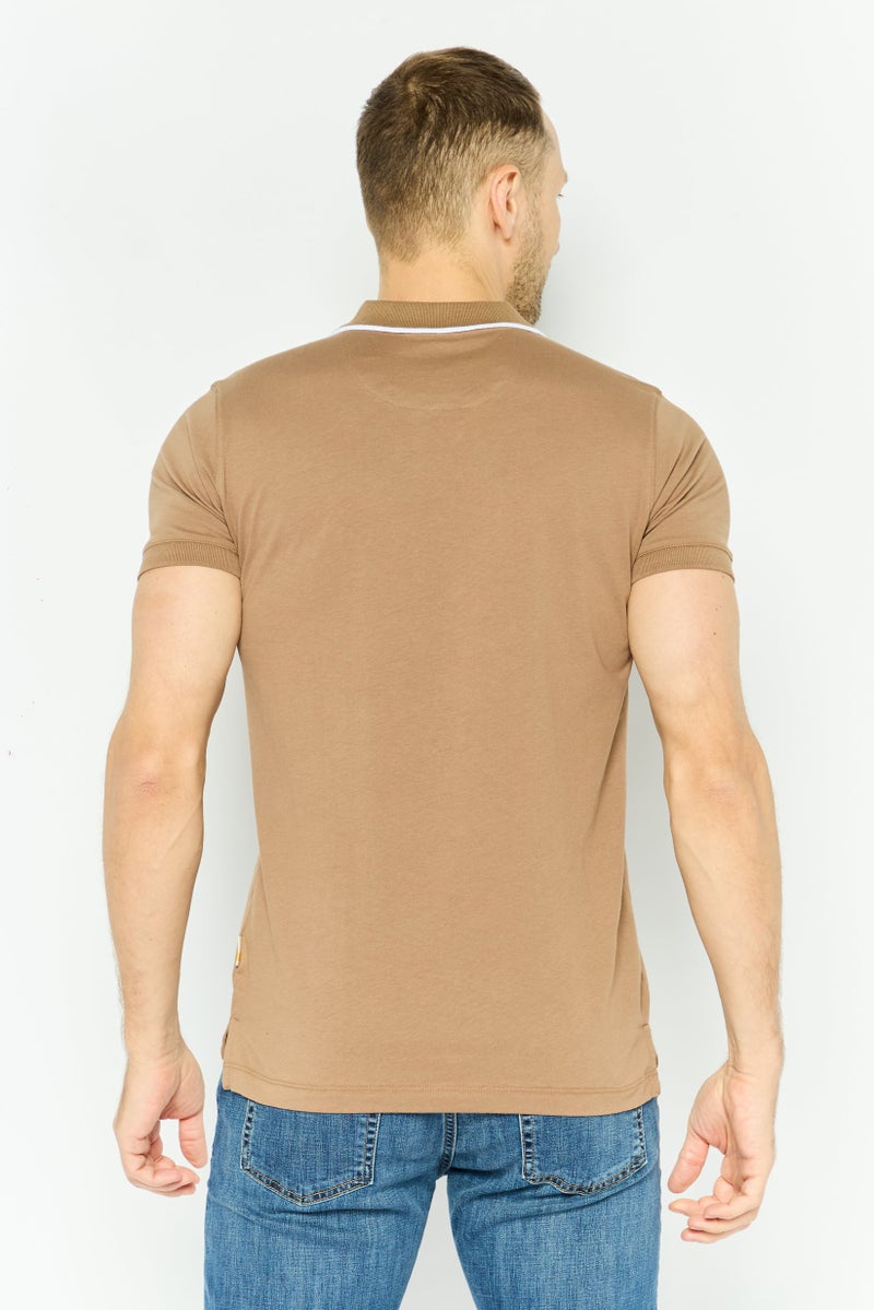 Gazzarrini قميص بولو قصير الأكمام للرجال بتصميم جرافيكي وقصة عادية، تان - Image 2