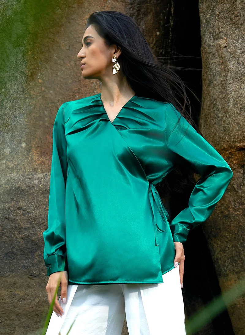 بينيا كولادا بلوزة ملفوفة من الساتان باللون الأخضر الزمردي للسيدات