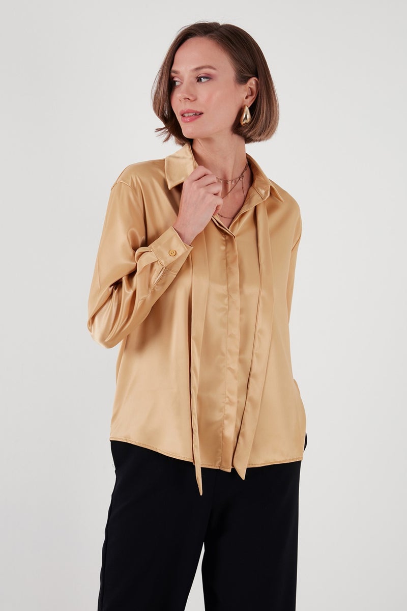 Lela قمصان نسائية من الساتان بتفاصيل ربطة عنق بقصة عادية 611GO00159  - Image 3
