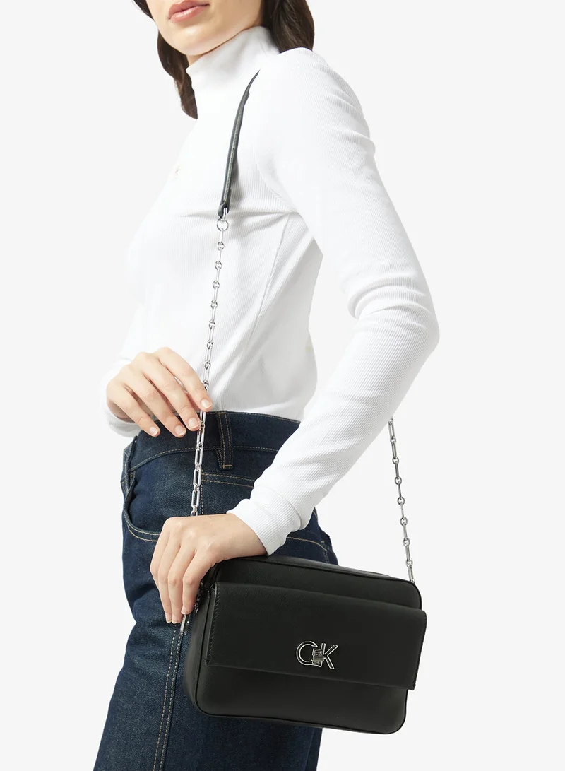 كالفن كلاين حقيبة كاميرا بشعار