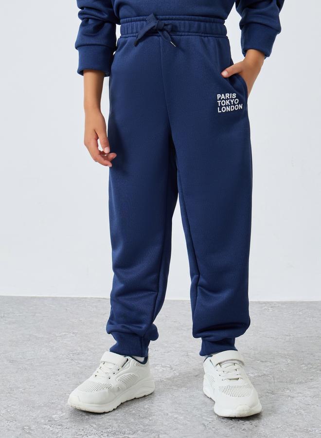 ستايلي طقم منسق من بنطال جوغر وسويت شيرت بطبعة كتابة - Image 4