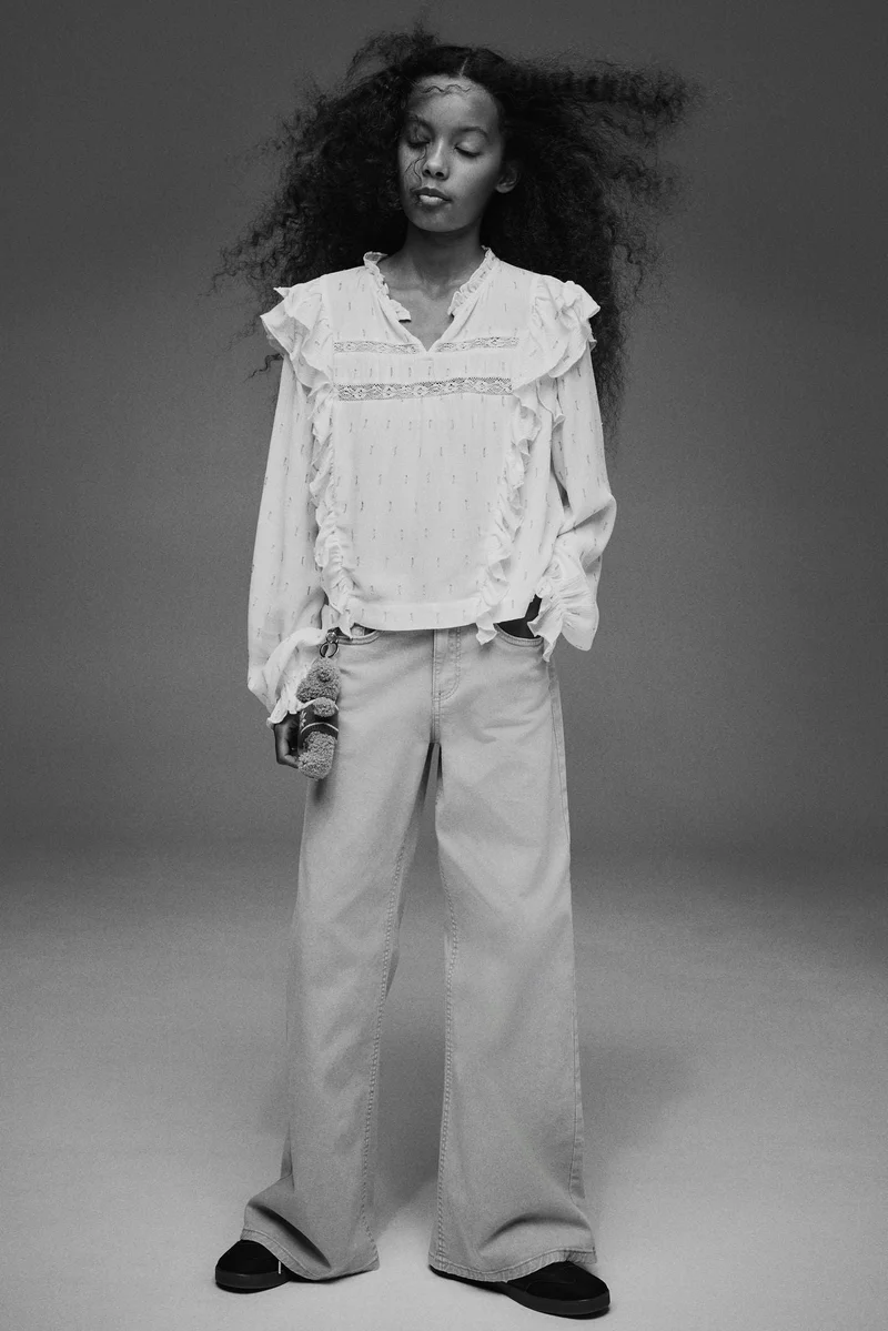 اتش اند ام بلوزة مزينة بحواف مكشكشة