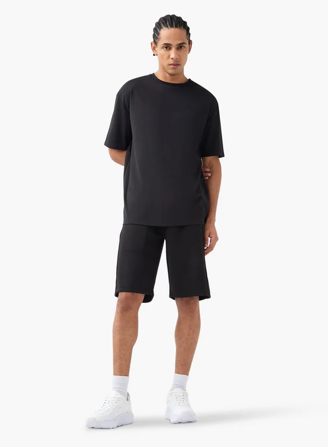 كابا تيشيرت بياقة ضيّقة وأكمام قصيرة وشعار من كابا