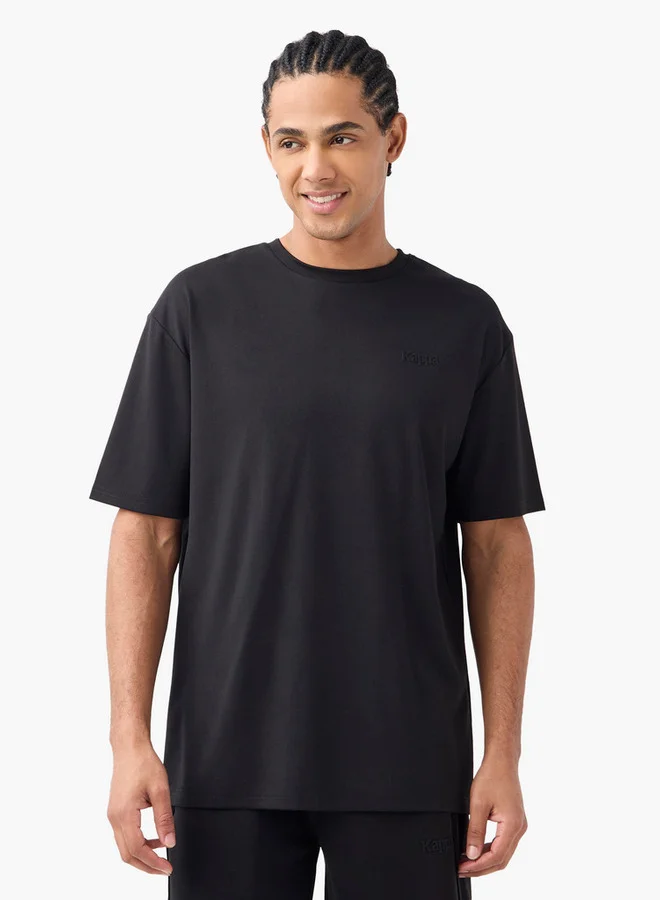 كابا تيشيرت بياقة ضيّقة وأكمام قصيرة وشعار من كابا
