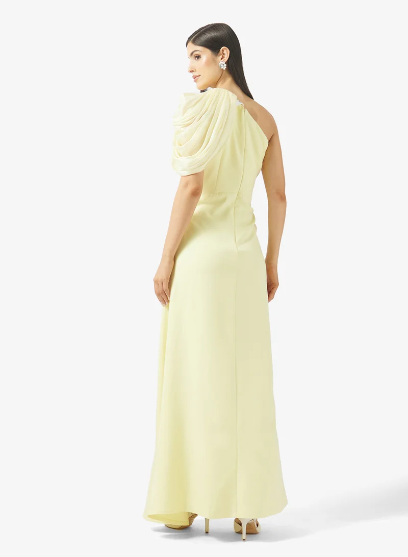 نمشي x فستان سهرة بكتف واحد مع شق